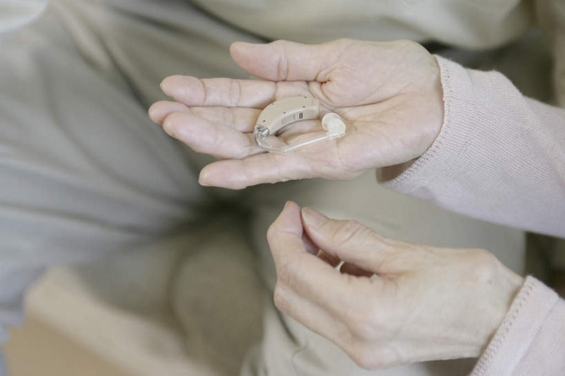 东方人,老年人,手,两个人,家庭,夫妻,捧,横图,俯视,室内,特写,白天,爱情,沙发,亚洲,双手,服装,朦胧,模糊,浪漫,休闲装,黄种人,衣服,休闲,温暖,温馨,一家人,手部,休闲服,恩爱,恋人,服饰,和睦,医疗设备,医疗器械,医疗工具,助听器,老年男性,老年女性,男人,男性,女人,女性,亚洲人,夫妇,情侣,端,端着,捧着,手捧,半身,彩图,高角度拍摄,伴侣,融洽,皮沙发