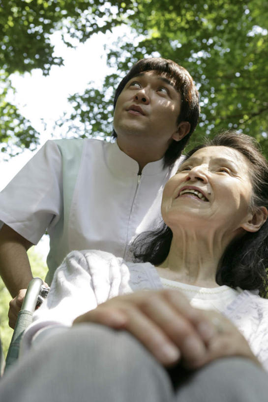 东方人,两个人,病人,护士,站,坐,笑,微笑,露齿笑,竖图,室外,白天,仰视,工作服,制服,植物,亚洲,工具,注视,黄种人,树,树木,绿色,自然,轮椅,复健,观察,看,站着,康复,器械,生长,成长,观看,察看,医疗设备,白衣天使,关注,病患,医疗器械,医疗工具,病号服,辅助设备,工作制服,老年女性,男人,男性,女人,女性,中年男性,亚洲人,患者,就医者,抬头,仰头,站立,坐着,半身,彩图,低角度拍摄,工作套服