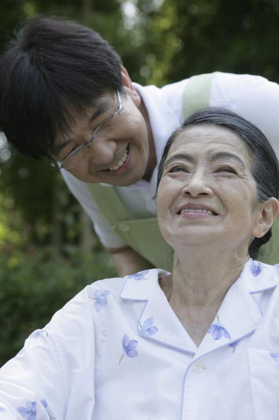 东方人,两个人,病人,护士,站,坐,笑,微笑,露齿笑,竖图,室外,白天,正面,工作服,制服,植物,亚洲,弯腰,工具,注视,黄种人,树,树木,绿色,自然,轮椅,复健,观察,看,站着,康复,器械,生长,成长,观看,察看,医疗设备,白衣天使,关注,病患,医疗器械,医疗工具,病号服,弯身,辅助设备,工作制服,老年女性,男人,男性,女人,女性,中年男性,亚洲人,患者,就医者,抬头,仰头,站立,坐着,半身,彩图,工作套服