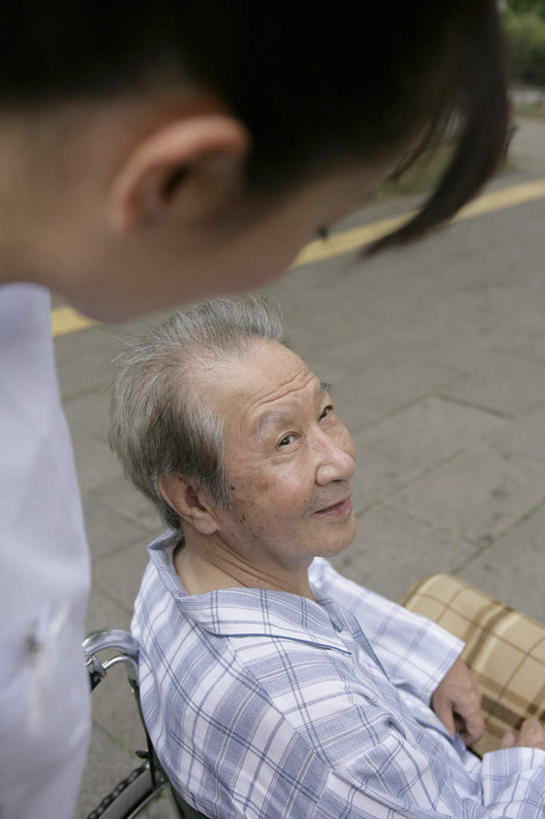 东方人,两个人,病人,护士,站,坐,竖图,俯视,室外,白天,工作服,制服,亚洲,工具,注视,黄种人,相视,轮椅,复健,观察,看,站着,康复,面对面,器械,观看,对视,察看,医疗设备,互视,白衣天使,关注,病患,医疗器械,相对,医疗工具,病号服,相看,辅助设备,工作制服,老年男性,男人,男性,年轻女性,女人,女性,亚洲人,患者,就医者,抬头,仰头,站立,坐着,半身,彩图,高角度拍摄,工作套服