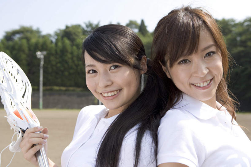 东方人,两个人,伙伴,朋友,站,笑,微笑,露齿笑,横图,室外,白天,侧面,运动服,友谊,安全,曲棍球,植物,亚洲,握,服装,拿,拿着,依靠,注视,黄种人,运动器械,树,树木,衣服,绿色,自然,观察,看,倚靠,站着,背靠背,健身器械,背对背,握着,服饰,生长,成长,观看,察看,衣着,穿着,关注,健身器材,球棍,衣饰,钩形,信任,友情,年轻女性,女人,女性,亚洲人,站立,半身,彩图,运动器材,运动装