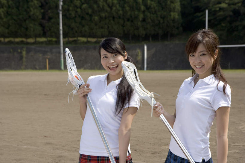 东方人,两个人,伙伴,朋友,体育馆,运动场,站,笑,微笑,露齿笑,横图,室外,白天,正面,运动服,友谊,曲棍球,植物,亚洲,握,服装,拿,拿着,注视,黄种人,运动器械,体育场,树,树木,衣服,绿色,自然,观察,看,站着,健身器械,握着,服饰,生长,成长,观看,察看,衣着,穿着,关注,健身器材,球棍,运动馆,衣饰,钩形,友情,年轻女性,女人,女性,亚洲人,站立,半身,彩图,运动器材,运动装