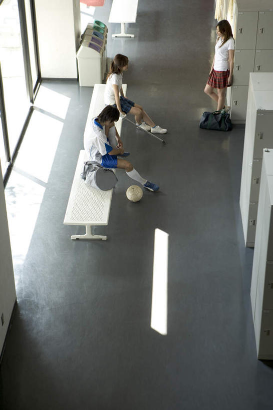 东方人,三个人,伙伴,朋友,站,坐,竖图,俯视,室内,白天,运动服,爱情,友谊,曲棍球,足球,柜子,椅子,亚洲,服装,木椅,足球装备,储物柜,浪漫,注视,黄种人,运动器械,衣服,观察,看,站着,温暖,温馨,健身器械,恩爱,恋人,服饰,观看,和睦,察看,衣着,储存,穿着,关注,健身器材,球棍,蹴鞠,衣饰,钩形,储备,蕴藏,贮备,友情,足球运动,男人,男性,年轻男性,年轻女性,女人,女性,亚洲人,情侣,站立,坐着,彩图,高角度拍摄,全身,伴侣,融洽,贮存,运动器材,运动装