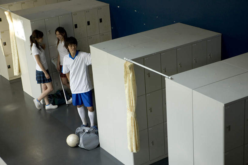 东方人,三个人,伙伴,朋友,站,说,横图,俯视,室内,白天,运动服,爱情,讨论,友谊,曲棍球,足球,柜子,亚洲,服装,足球装备,储物柜,浪漫,注视,黄种人,运动器械,相视,衣服,观察,看,站着,温暖,温馨,面对面,健身器械,恩爱,恋人,服饰,观看,对视,和睦,察看,互视,衣着,储存,穿着,关注,相对,健身器材,球棍,相看,蹴鞠,衣饰,钩形,储备,蕴藏,贮备,交流,友情,足球运动,男人,男性,年轻男性,年轻女性,女人,女性,亚洲人,情侣,沟通,讲话,交谈,商讨,说话,谈话,站立,彩图,高角度拍摄,全身,伴侣,融洽,贮存,运动器材,运动装