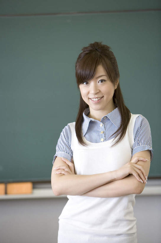 东方人,一个人,站,笑,双手交叉,微笑,露齿笑,竖图,室内,白天,正面,亚洲,仅一个年轻女性,仅一个女性,仅一个人,服装,注视,休闲装,黄种人,衣服,黑板擦,黑板,观察,看,站着,休闲,休闲服,教学,服饰,观看,察看,双手抱胸,关注,耐磨,教学黑板,粉笔擦,年轻女性,女人,女性,亚洲人,站立,半身,彩图