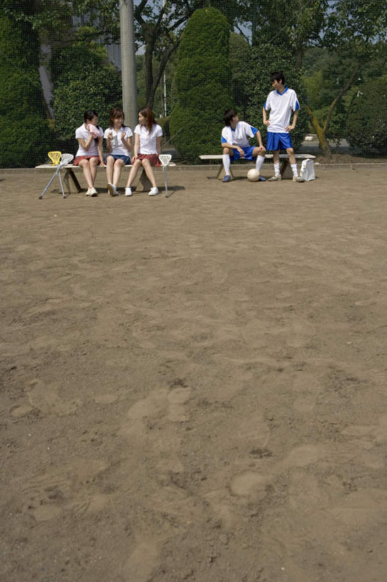 东方人,伙伴,朋友,站,坐,竖图,室外,白天,正面,运动服,友谊,曲棍球,足球,植物,亚洲,五个人,阴影,服装,电力,光线,电线,电线杆,线,影子,足球装备,电能,许多人,线路,注视,黄种人,运动器械,树,树木,衣服,蓝色,绿色,蓝天,天空,阳光,自然,天,观察,看,站着,一群人,健身器械,服饰,生长,晴朗,成长,观看,电,电源,察看,衣着,穿着,关注,健身器材,能量,球棍,万里无云,蹴鞠,衣饰,钩形,友情,足球运动,男人,男性,年轻男性,年轻女性,女人,女性,亚洲人,晴空,晴空万里,站立,坐着,彩图,全身,运动器材,运动装