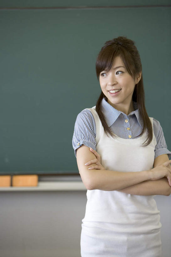 东方人,一个人,站,笑,双手交叉,微笑,露齿笑,竖图,室内,白天,正面,亚洲,仅一个年轻女性,仅一个女性,仅一个人,服装,注视,休闲装,黄种人,衣服,黑板擦,黑板,观察,看,站着,休闲,休闲服,教学,服饰,观看,察看,双手抱胸,关注,耐磨,教学黑板,粉笔擦,年轻女性,女人,女性,亚洲人,站立,半身,彩图