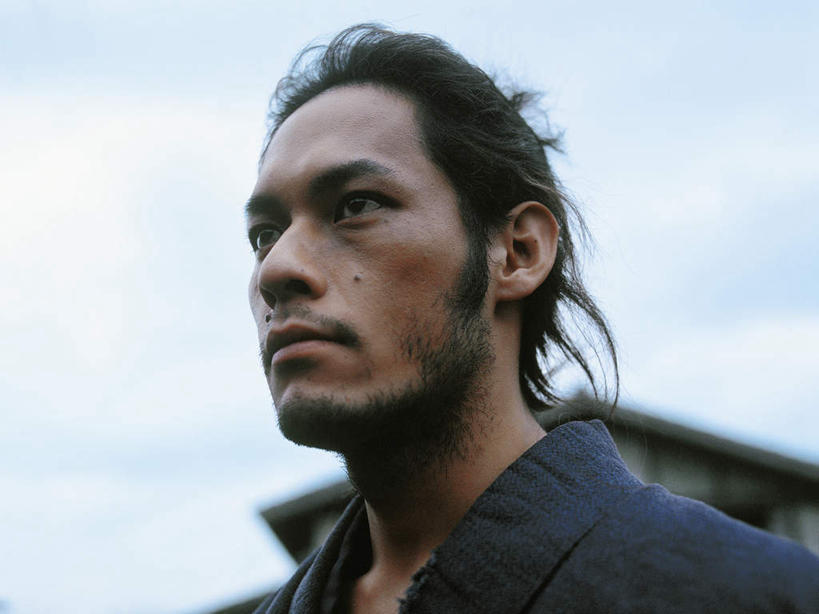 东方人,脸,头,脸颊,胡须,一个人,家,木屋,站,横图,室外,特写,白天,仰视,民族服装,亚洲,仅一个男性,仅一个人,仅一个中年男性,和服,朦胧,模糊,云,云朵,云彩,注视,黄种人,肩膀,住宅,蓝色,白云,蓝天,天空,天,观察,看,站着,服饰,晴朗,观看,军人,察看,武士,关注,武士道,吴服,唐草,唐花,唐锦,日本武士,男人,男性,中年男性,亚洲人,头部,胡子,络腮胡,脸部,脸蛋,面部,晴空,站立,半身,彩图,低角度拍摄,传统服装,民俗服,茅舍,茅屋,棚屋,小木屋,小屋