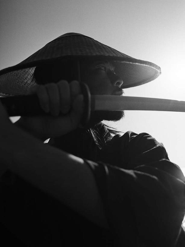 东方人,一个人,站,竖图,黑白,室外,白天,正面,民族服装,竞争,帽子,亚洲,仅一个男性,仅一个人,仅一个中年男性,对抗,握,阴影,和服,冲突,光线,草帽,武士刀,影子,刀具,拿,拿着,扭头,注视,黄种人,破坏,阳光,刀,观察,看,站着,转头,武器,战争,握着,服饰,观看,军人,损坏,察看,攻击,威胁,武士,对立,关注,矛盾,兵器,防御,武士道,日本刀,吴服,唐草,唐花,唐锦,敌对,挫败,斗争,抗拒,抗衡,冷兵器,凶器,杀伤,威慑,东洋刀,东瀛刀,日本武士刀,日本武士,危险,男人,男性,中年男性,亚洲人,站立,半身,传统服装,民俗服