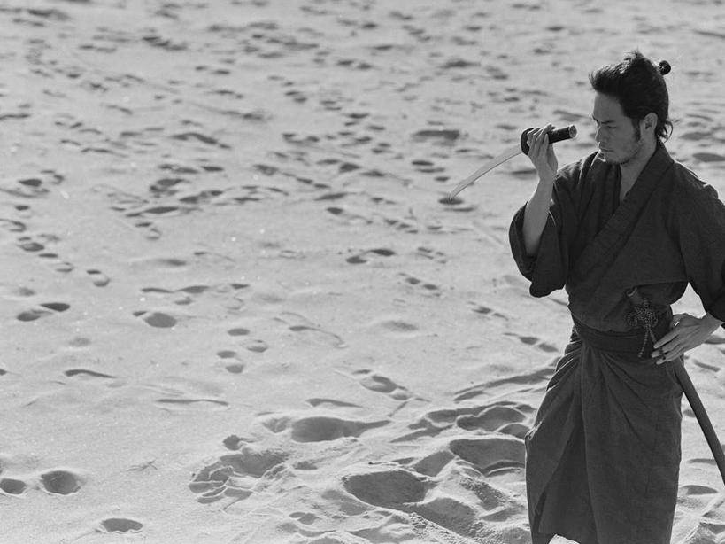 东方人,一个人,站,横图,俯视,黑白,室外,白天,民族服装,竞争,沙滩,亚洲,仅一个男性,仅一个人,仅一个中年男性,对抗,握,和服,冲突,沙子,武士刀,海岸,刀具,沙地,拿,拿着,黄种人,破坏,刀,站着,武器,战争,握着,服饰,军人,损坏,攻击,威胁,武士,对立,矛盾,兵器,防御,武士道,日本刀,吴服,唐草,唐花,唐锦,敌对,挫败,斗争,抗拒,抗衡,冷兵器,凶器,杀伤,威慑,东洋刀,东瀛刀,日本武士刀,日本武士,危险,男人,男性,中年男性,亚洲人,海滩,站立,半身,高角度拍摄,传统服装,民俗服