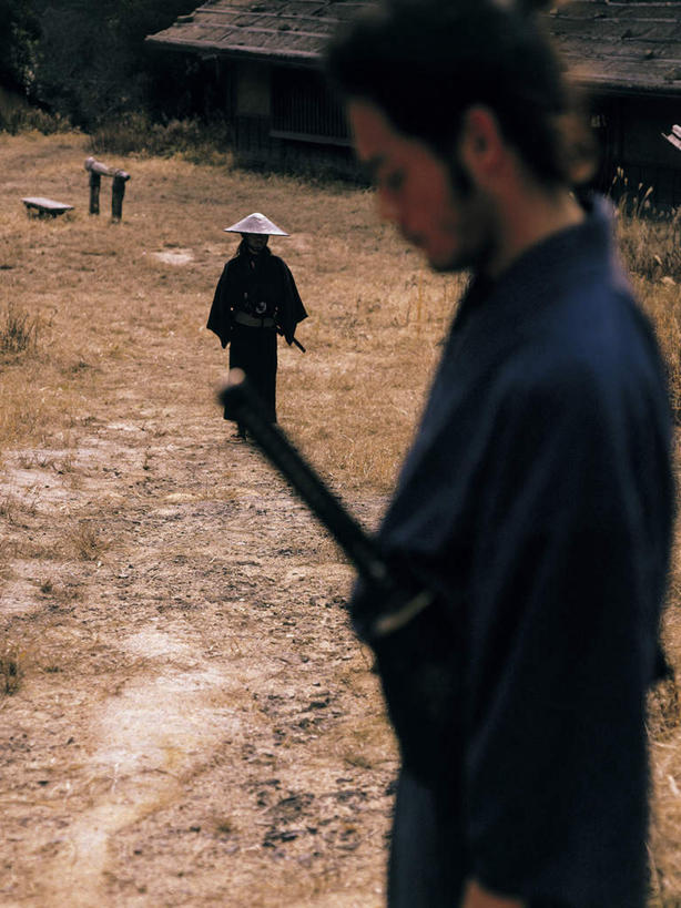 东方人,两个人,家,木屋,站,竖图,室外,白天,正面,民族服装,竞争,植物,帽子,亚洲,对抗,握,和服,枯萎,冲突,草帽,武士刀,枯草,刀具,拿,拿着,黄种人,破坏,住宅,草,黄色,刀,站着,武器,战争,握着,服饰,军人,损坏,攻击,威胁,武士,对立,矛盾,兵器,防御,武士道,日本刀,吴服,唐草,唐花,唐锦,敌对,挫败,斗争,抗拒,抗衡,冷兵器,凶器,杀伤,威慑,东洋刀,东瀛刀,日本武士刀,日本武士,危险,男人,男性,中年男性,亚洲人,站立,半身,彩图,传统服装,民俗服,茅舍,茅屋,棚屋,小木屋,小屋