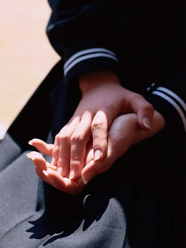 东方人,手,一个人,坐,双手交叉,竖图,俯视,室外,特写,白天,制服,亚洲,双手,仅一个年轻女性,仅一个女性,仅一个人,阴影,服装,光线,影子,黄种人,阳光,手部,校服,水手服,学生服,年轻女性,女人,女性,亚洲人,十字手,坐着,半身,彩图,高角度拍摄,女生校服,女子校服,日本校服,水兵服