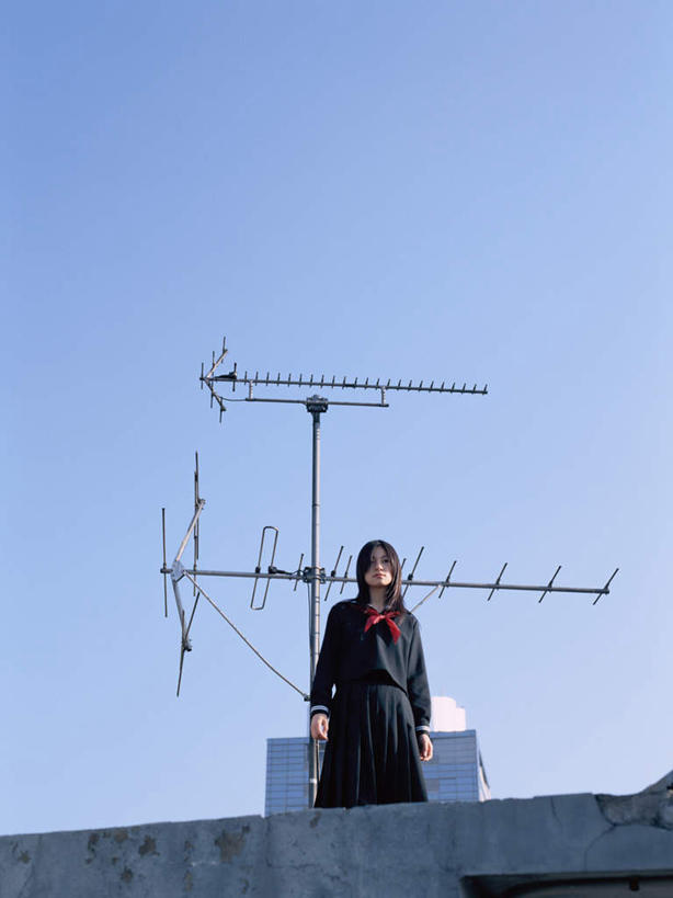 东方人,一个人,学生,露台,站,竖图,室外,白天,仰视,制服,天线,卫星,亚洲,仅一个年轻女性,仅一个女性,仅一个人,阴影,服装,光线,影子,注视,黄种人,领巾,蓝色,蓝天,天空,阳光,天,观察,看,站着,校服,晴朗,观看,信号,无线电,察看,关注,水手服,卫星天线,学生服,万里无云,卫星通信,卫星信号,年轻女性,女人,女性,亚洲人,晴空,晴空万里,站立,彩图,低角度拍摄,全身,晒台,天台,眺望台,领饰,女生校服,女子校服,日本校服,水兵服