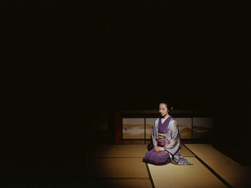 东方人,一个人,跪,横图,室内,白天,正面,民族服装,亚洲,仅一个女性,仅一个人,阴影,和服,反射,影子,塌塌米,榻榻米,注视,黄种人,观察,看,仅一个中年女性,服饰,观看,察看,正经,庄重,关注,端庄,严厉,吴服,唐草,唐花,唐锦,肃静,叠席,女人,女性,中年女性,亚洲人,跪着,彩图,全身,传统服装,民俗服,矜重