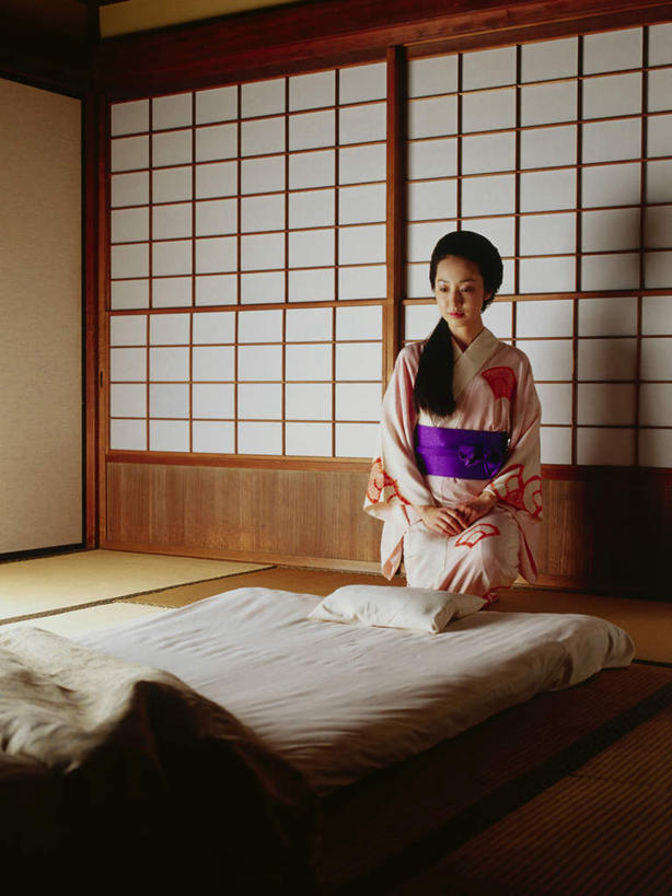 东方人,一个人,跪,竖图,室内,白天,正面,民族服装,床,靠垫,门,卧室,亚洲,仅一个女性,仅一个人,拉门,阴影,和服,反射,影子,床单,靠枕,塌塌米,榻榻米,注视,黄种人,被子,移门,垫子,枕头,观察,看,仅一个中年女性,服饰,单人床,观看,察看,正经,被单,庄重,关注,端庄,严厉,吴服,唐草,唐花,唐锦,障子,纸门,肃静,叠席,女人,女性,中年女性,亚洲人,跪着,彩图,全身,传统服装,民俗服,睡房,卧房,矜重