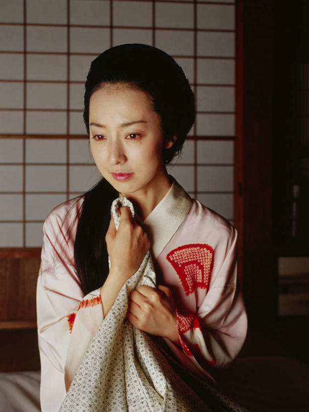 东方人,一个人,竖图,室内,白天,正面,民族服装,门,亚洲,仅一个女性,仅一个人,拉门,握,阴影,和服,反射,影子,注视,黄种人,移门,观察,看,仅一个中年女性,握着,服饰,观看,察看,关注,吴服,唐草,唐花,唐锦,障子,纸门,害臊,含羞,怕羞,害羞,女人,女性,中年女性,亚洲人,半身,彩图,传统服装,民俗服