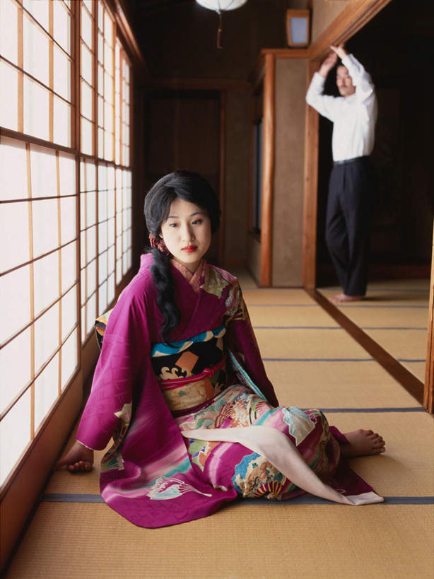 东方人,中年人,两个人,家庭,夫妻,站,跪,举,竖图,室内,白天,正面,民族服装,衬衫,爱情,门,亚洲,拉门,阴影,和服,反射,影子,塌塌米,榻榻米,浪漫,注视,黄种人,移门,观察,看,托,站着,温暖,温馨,一家人,恩爱,搭,恋人,服饰,观看,和睦,察看,正经,庄重,搭着,关注,端庄,严厉,吴服,唐草,唐花,唐锦,障子,纸门,肃静,叠席,男人,男性,女人,女性,中年男性,中年女性,亚洲人,夫妇,情侣,跪着,举起,举手,举着,向上举,向上伸,向上托,站立,彩图,全身,衬衣,传统服装,民俗服,矜重,伴侣,融洽