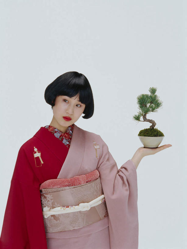 东方人,一个人,站,捧,竖图,室内,白天,正面,民族服装,植物,松树,亚洲,仅一个年轻女性,仅一个女性,仅一个人,灰色背景,和服,盆栽,盆景,注视,黄种人,一个,绿色,自然,观察,看,站着,摄影,服饰,影棚,生长,单个,成长,观看,察看,关注,坚定,吴服,唐草,唐花,唐锦,长寿,贞洁,年轻女性,女人,女性,亚洲人,端,端着,捧着,手捧,站立,半身,彩图,影棚拍摄,传统服装,民俗服,拍摄