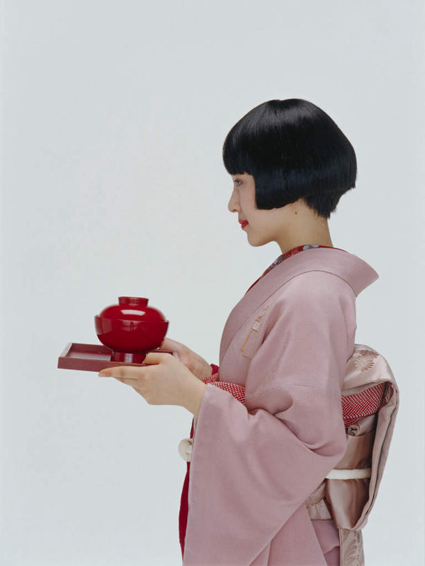 东方人,一个人,站,捧,竖图,室内,白天,侧面,民族服装,餐具,亚洲,仅一个年轻女性,仅一个女性,仅一个人,灰色背景,和服,碟子,壶,盘,注视,黄种人,水壶,红色,盘子,茶壶,容器,碟,观察,看,站着,摄影,服饰,影棚,观看,察看,关注,吴服,唐草,唐花,唐锦,年轻女性,女人,女性,亚洲人,端,端着,捧着,手捧,站立,半身,彩图,影棚拍摄,传统服装,民俗服,拍摄