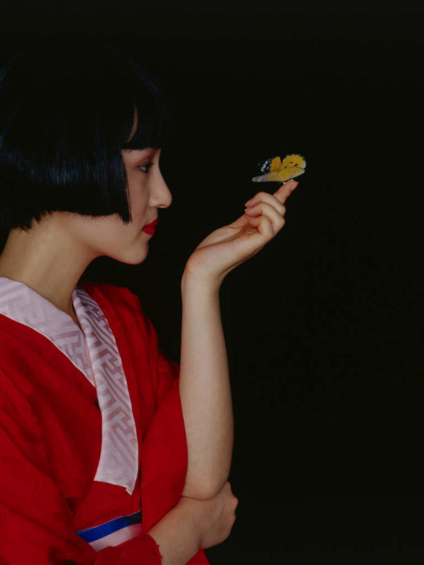 东方人,一个人,站,捧,竖图,室内,白天,侧面,民族服装,蝴蝶,亚洲,仅一个年轻女性,仅一个女性,仅一个人,黑色背景,和服,昆虫,注视,黄种人,一只,红色,动物,观察,看,站着,摄影,服饰,影棚,观看,察看,关注,益虫,吴服,唐草,唐花,唐锦,年轻女性,女人,女性,亚洲人,端,端着,捧着,手捧,站立,半身,彩图,影棚拍摄,传统服装,民俗服,拍摄