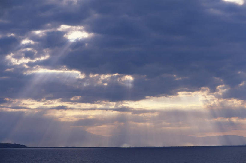 无人,横图,室外,白天,仰视,旅游,度假,海浪,海洋,美景,梦幻,发光,光束,景观,浪花,水平线,乌云,云,阴天,云朵,辽阔,光亮,海平线,云彩,娱乐,蓝色,蓝天,天空,自然,海水,天,享受,休闲,广阔,景色,放松,一望无际,昏暗,未来,阴沉,发亮,自然风光,海景,憧憬,无边无际,一马平川,高积云,大海,风浪,海,海水的波动,近岸浪,涌浪,彩图,低角度拍摄,水天相接,水天一线