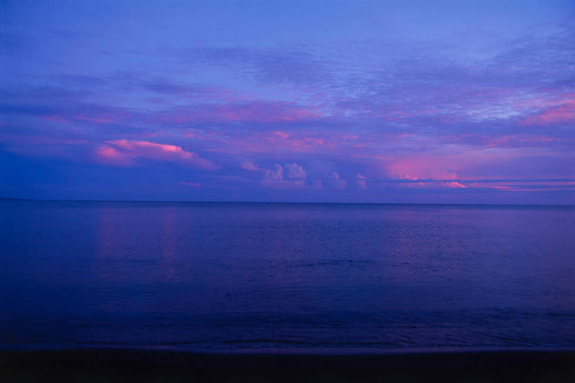 无人,横图,室外,白天,正面,旅游,度假,海浪,海洋,美景,日落,沙滩,阴影,光线,沙子,影子,海岸,景观,浪花,水平线,晚霞,霞光,云,云朵,落日,辽阔,海平线,沙地,云彩,娱乐,蓝色,白云,蓝天,天空,阳光,自然,海水,黄昏,天,享受,休闲,广阔,景色,彩霞,放松,一望无际,自然风光,海景,无边无际,一马平川,夕照,高积云,大海,风浪,海,海水的波动,海滩,近岸浪,涌浪,夕阳,彩图,水天相接,水天一线,斜阳