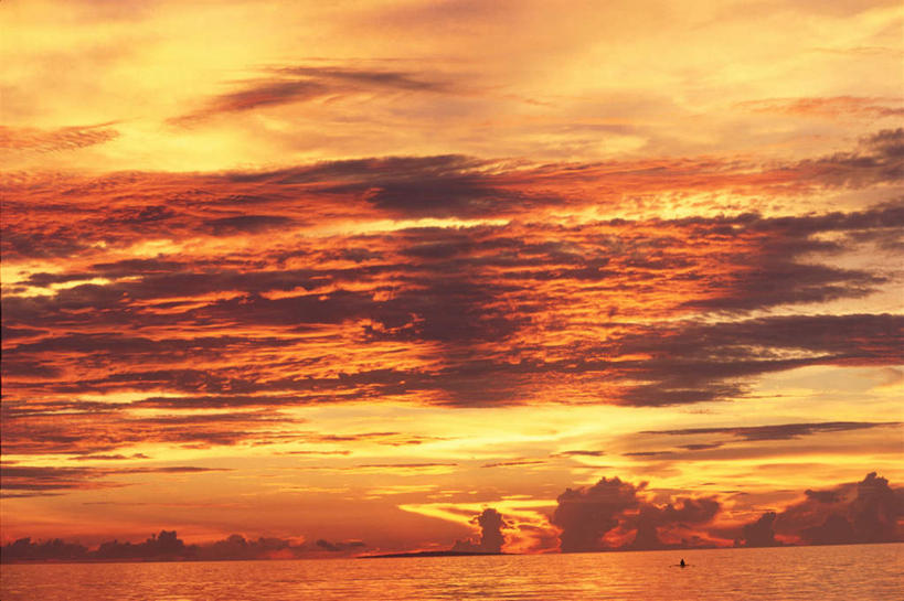 无人,横图,室外,白天,仰视,海浪,海洋,美景,日落,太阳,阴影,梦幻,发光,光束,光线,影子,景观,浪花,水平线,晚霞,霞光,云,云朵,落日,辽阔,光亮,海平线,火烧云,云彩,红色,阳光,自然,海水,黄昏,广阔,景色,彩霞,一望无际,火红,未来,发亮,自然风光,海景,憧憬,赤色,无边无际,一马平川,夕照,大海,风浪,海,海水的波动,近岸浪,涌浪,夕阳,彩图,低角度拍摄,低云,水天相接,水天一线,斜阳