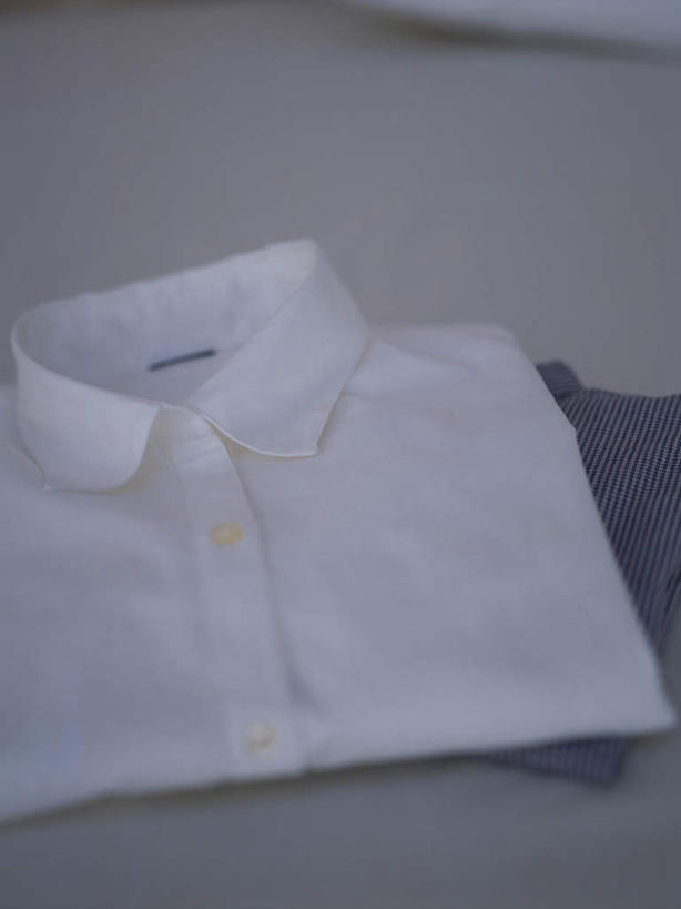 无人,竖图,俯视,室内,特写,白天,衬衫,静物,阴影,整齐,反射,影子,折叠,彩图,高角度拍摄,衬衣