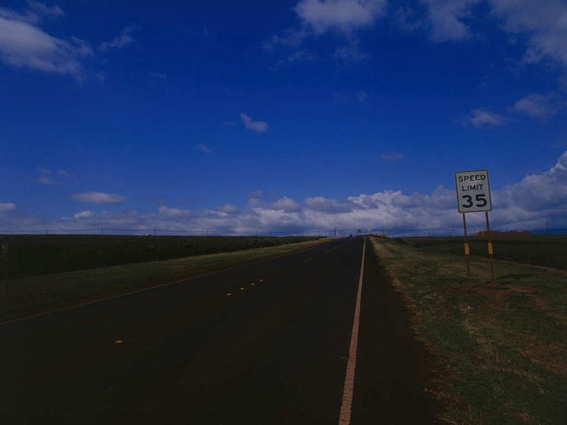 无人,横图,室外,白天,正面,消失点,旅游,度假,草地,草坪,岛屿,美景,植物,道路,路,公路,夏威夷,美国,阴影,光线,影子,景观,云,云朵,分界线,停车线,交通,云彩,娱乐,草,蓝色,绿色,白云,蓝天,天空,阳光,自然,天,享受,休闲,景色,放松,晴朗,车行道,车行道分界线,北美,北美洲,自然风光,标线,美洲,车行线,夏威夷岛,夏威夷州,爱洛哈之州,北亚美利加洲,亚美利加洲,大岛,列岛,群岛,诸岛,晴空,马路,彩图