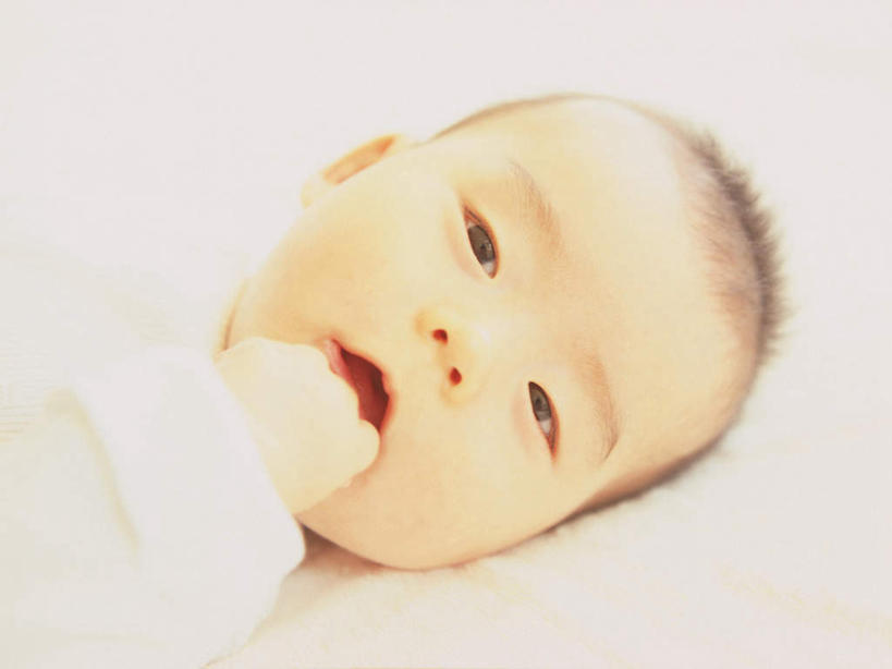 东方人,婴儿,儿童,脸,头,脸颊,手,一个人,躺,笑,微笑,横图,俯视,室内,特写,白天,婴儿服装,纯洁,亚洲,仅一个人,阴影,朦胧,模糊,反射,影子,注视,黄种人,肩膀,小孩,观察,看,手部,可爱,活泼,观看,单手,察看,叼,关注,叼着,宝宝,纯真,烂漫,无邪,卧着,伶俐,天真,亚洲人,孩子,头部,脸部,脸蛋,面部,躺着,卧,半身,彩图,高角度拍摄,婴儿服