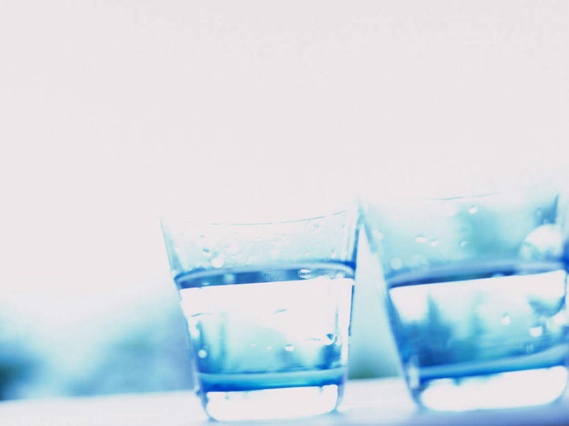 无人,横图,室外,特写,白天,仰视,水,杯子,阴影,朦胧,模糊,光线,液体,影子,两杯,饮用水,玻璃制品,阳光,水杯,矿泉水,蒸馏水,玻璃杯,彩图,低角度拍摄