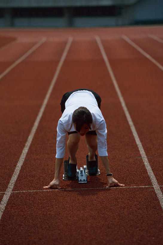 东方人,一个人,商务人士,商务女性,体育馆,运动场,起跑线,起点,竖图,室外,白天,正面,亚洲,仅一个年轻女性,仅一个女性,仅一个人,撑,弯腰,准备,阴影,套装,开始,朦胧,模糊,光线,起跑器,影子,跑道,黄种人,体育场,阳光,田径场,撑着,商务装,塑胶跑道,助跑器,工薪阶层,起始,弯身,年轻女性,女人,女性,亚洲人,白领,上班族,彩图,全身,起跑点,全天候田径运动跑道