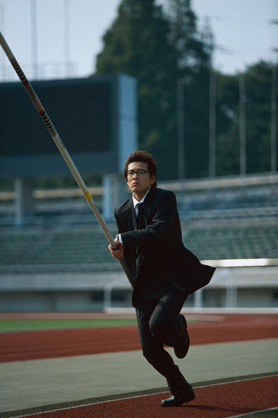 东方人,一个人,商务人士,商务男性,体育馆,栏杆,运动场,跑,竖图,室外,白天,正面,衬衫,锻炼,运动,撑杆跳高,草地,草坪,植物,亚洲,仅一个男性,仅一个人,仅一个中年男性,握,套装,朦胧,模糊,围栏,注视,黄种人,体育场,护栏,草,树,树木,蓝色,绿色,蓝天,天空,自然,天,观察,看,握着,田径场,生长,晴朗,成长,观看,察看,关注,商务装,工薪阶层,万里无云,运动馆,撑竿跳,撑竿跳高,体育,撑杆跳,男人,男性,中年男性,亚洲人,白领,上班族,晴空,晴空万里,跑步,彩图,全身,衬衣,健身