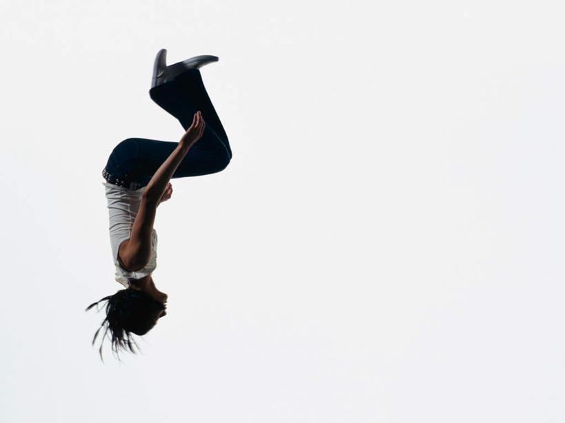 东方人,一个人,跳,横图,室内,白天,白色背景,侧面,T恤衫,鞋子,亚洲,仅一个年轻女性,仅一个女性,仅一个人,阴影,服装,裤子,反射,影子,T恤,注视,牛仔裤,休闲装,黄种人,衣服,低头,观察,看,休闲,休闲服,摄影,服饰,影棚,观看,休闲鞋,察看,颠倒,倒置,关注,年轻女性,女人,女性,亚洲人,跳跃,彩图,全身,影棚拍摄,拍摄