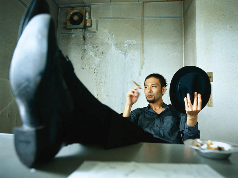 东方人,一个人,商务人士,商务男性,坐,吸烟,横图,室内,白天,正面,鞋,衬衫,桌面,桌子,帽子,鞋子,亚洲,仅一个男性,仅一个人,仅一个中年男性,握,套装,材料,档案,文件,陶瓷,办公桌,墙,皮革,陶瓷制品,拿,拿着,黄种人,墙壁,墙面,遮阳帽,资料,握着,烟灰缸,翘起,文档,商务装,工薪阶层,烟碟,烟盅,排气孔,男人,男性,中年男性,亚洲人,白领,上班族,抽烟,坐着,半身,彩图,衬衣,皮鞋