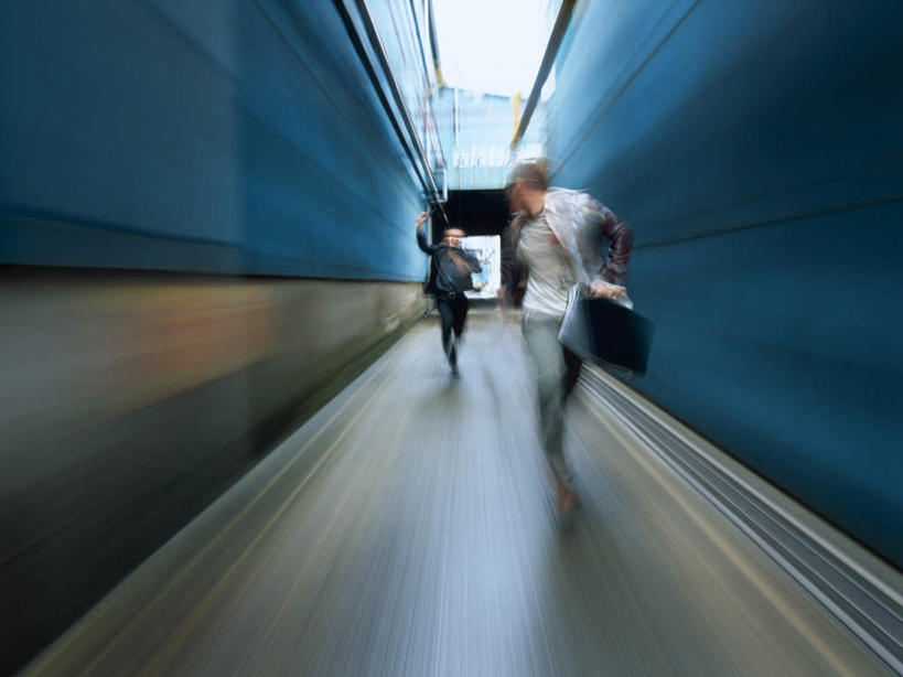 东方人,两个人,家,横图,室外,白天,正面,亚洲,阴影,服装,朦胧,模糊,反射,包,公文包,影子,房屋,墙,屋子,注视,休闲装,黄种人,楼房,墙壁,墙面,住宅,衣服,奔跑,观察,看,休闲,休闲服,服饰,公事包,观看,犯罪,察看,关注,盗窃,偷窃,小偷,窃贼,盗贼,贼,偷盗,逃跑,男人,男性,中年男性,亚洲人,彩图,全身,房子