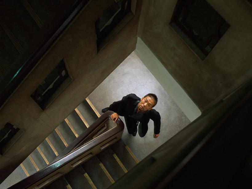 东方人,一个人,栏杆,横图,俯视,室内,白天,窗户,楼梯,亚洲,仅一个男性,仅一个人,仅一个中年男性,服装,扶手,阶梯,墙,注视,休闲装,黄种人,护栏,玻璃窗,墙壁,墙面,台阶,衣服,奔跑,观察,看,休闲,休闲服,服饰,观看,察看,关注,逃跑,男人,男性,中年男性,亚洲人,彩图,高角度拍摄,全身