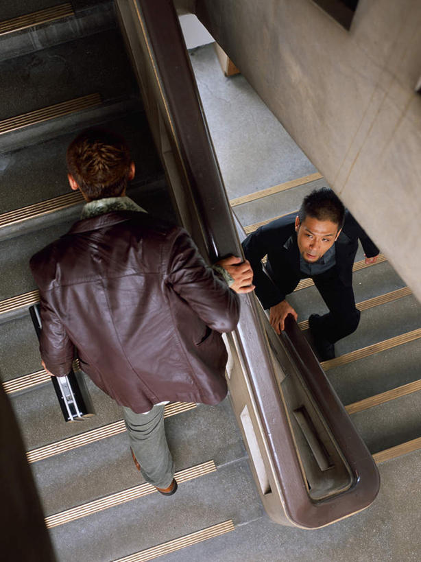 东方人,两个人,伙伴,朋友,栏杆,竖图,俯视,室内,白天,友谊,合作,团队,窗户,楼梯,亚洲,服装,扶手,阶梯,墙,注视,休闲装,黄种人,护栏,玻璃窗,墙壁,墙面,台阶,衣服,奔跑,观察,看,休闲,休闲服,战略,服饰,观看,察看,关注,联合,合谋,逃跑,配合,协作,男人,男性,中年男性,亚洲人,彩图,高角度拍摄,全身