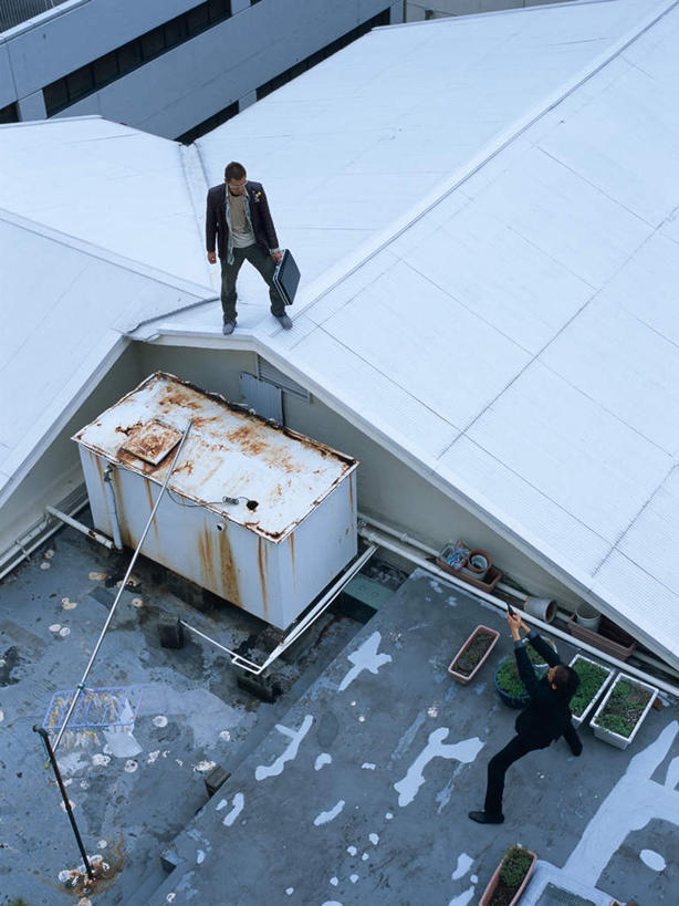 东方人,两个人,站,竖图,俯视,室外,白天,亚洲,握,追赶,服装,包,公文包,屋顶,地面,拿,顶棚,拿着,注视,休闲装,黄种人,衣服,观察,看,站着,休闲,休闲服,握着,服饰,公事包,观看,犯罪,察看,罪犯,关注,逃跑,男人,男性,中年男性,亚洲人,站立,彩图,高角度拍摄,全身