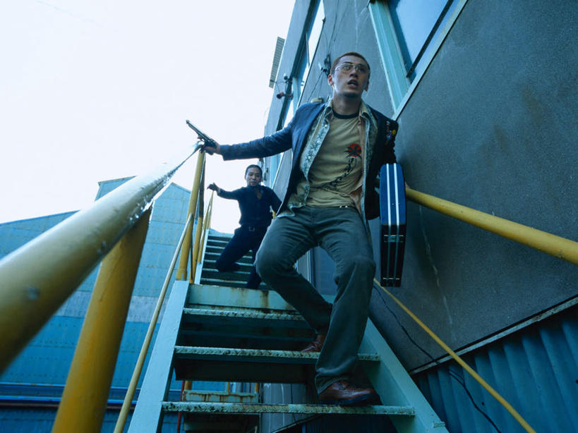 东方人,两个人,栏杆,走,横图,室外,白天,仰视,安全,楼梯,手提箱,亚洲,阴影,光线,扶手,眼镜,影子,阶梯,墙,黄种人,护栏,墙壁,墙面,台阶,黄色,天空,阳光,箱子,天,奔跑,保护,犯罪,罪犯,保险,私密,近视眼镜,密码箱,逃跑,男人,男性,中年男性,亚洲人,步行,走路,彩图,低角度拍摄,全身