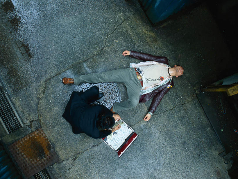 东方人,两个人,家,站,躺,横图,俯视,室外,白天,安全,手提箱,亚洲,阴影,服装,朦胧,模糊,反射,影子,房屋,墙,屋子,注视,休闲装,黄种人,楼房,墙壁,墙面,住宅,衣服,箱子,观察,看,站着,休闲,休闲服,服饰,观看,保护,死亡,犯罪,察看,罪犯,关注,保险,私密,密码箱,杀害,逃跑,卧着,男人,男性,中年男性,亚洲人,躺着,卧,站立,彩图,高角度拍摄,全身,房子