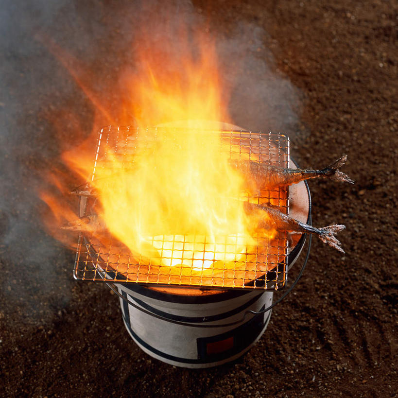海鲜,无人,方图,俯视,室内,特写,白天,烹饪,烧烤,热情,火,两条,秋刀鱼,火炉,火焰,炉子,炭火,烟雾,日本料理,料理,食品,烤架,地面,烤肉,燃烧,水产,菜肴,美食,海洋生物,食物,日式料理,日式,烟,铁架,佳肴,竹刀鱼,刀鱼,水生动物,海产品,水生物,海底动物,彩图,高角度拍摄
