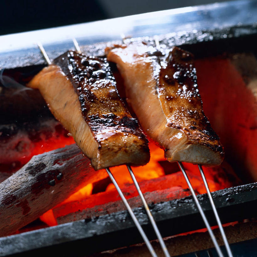 三文鱼,无人,方图,俯视,室内,特写,白天,烹饪,餐桌,桌面,桌子,鲑鱼,切片,阴影,黑色背景,反射,火炉,炉子,炭火,影子,炉火,日本料理,料理,食品,烤架,烤肉,菜肴,美食,竹签,食物,日式料理,日式,铁架,摄影,佳肴,影棚,餐台,大马哈鱼,撒蒙鱼,萨门鱼,冰海之皇,鲑,马哈鱼,麻哈鱼,大麻哈鱼,彩图,高角度拍摄,影棚拍摄,拍摄