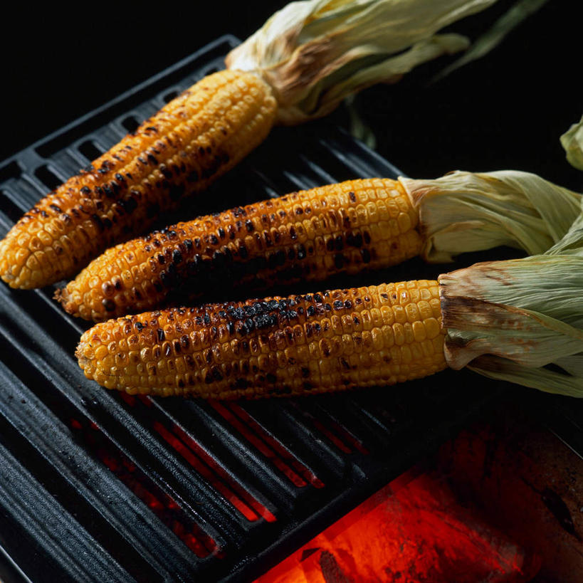 无人,方图,俯视,室内,特写,白天,烹饪,玉米,餐桌,桌面,桌子,蔬菜,阴影,黑色背景,新鲜,反射,棒子,火炉,炉子,炭火,影子,炉火,玉蜀黍,日本料理,料理,食品,烤架,烤肉,菜肴,美食,食物,三个,日式料理,日式,铁架,摄影,佳肴,有机食品,绿色食品,影棚,餐台,苞米,苞芦,苞谷,包谷,大蜀黍,番麦,薏米包,玉高粱,玉麦,珍珠米,彩图,高角度拍摄,影棚拍摄,拍摄