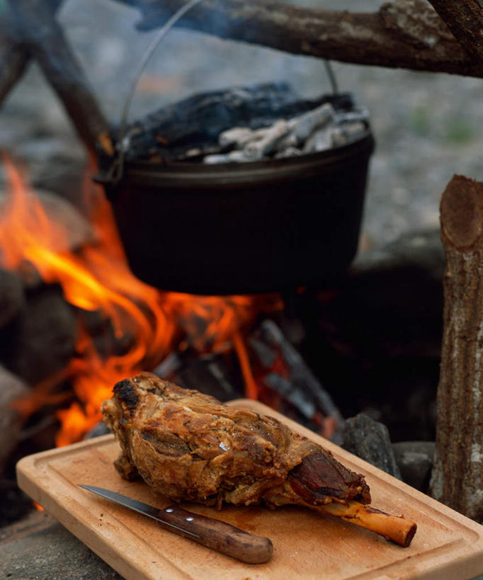 无人,竖图,俯视,室外,特写,白天,烹饪,热情,厨具,火,金属制品,吊挂,悬挂,金属,锅子,火焰,木材,支架,地面,燃烧,挂,锅,木柴,木料,锅具,支撑,篝火,烹饪用具,烹调用具,烹调,彩图,高角度拍摄