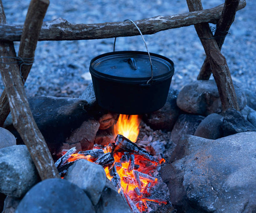 无人,横图,俯视,室外,白天,烹饪,热情,日落,厨具,火,金属制品,吊挂,悬挂,金属,锅子,火焰,木材,支架,晚霞,霞光,落日,地面,燃烧,挂,锅,木柴,黄昏,彩霞,木料,锅具,支撑,篝火,烹饪用具,夕照,烹调用具,夕阳,烹调,彩图,高角度拍摄,斜阳