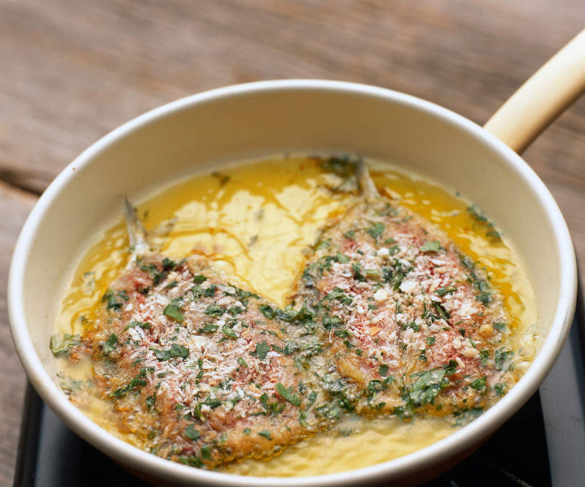 无人,横图,俯视,室内,特写,白天,烹饪,餐桌,厨房,桌面,桌子,厨具,金属制品,两块,沸腾,装饰,金属,木制,锅子,调料,肉,食用油,油,油炸,鱼肉,日本料理,料理,食品,调味品,调味料,锅,菜肴,美食,肉类,油锅,食物,木制品,日式料理,日式,佳肴,餐台,锅具,手柄,华丽,修饰,点缀,肉食,烹饪用具,衬托,美观,雅致,雅观,烹调用具,烹调,彩图,高角度拍摄,灶间