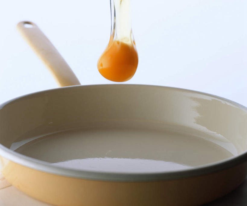 无人,横图,室内,特写,白天,白色背景,正面,烹饪,早餐,厨具,金属制品,金属,锅子,平底锅,蛋,荷包蛋,鸡蛋,煎蛋,食用油,油,锅,油锅,一个,黄色,摄影,影棚,单个,锅具,烹饪用具,卵,下落,煎鸡蛋,烹调用具,烹调,彩图,影棚拍摄,拍摄