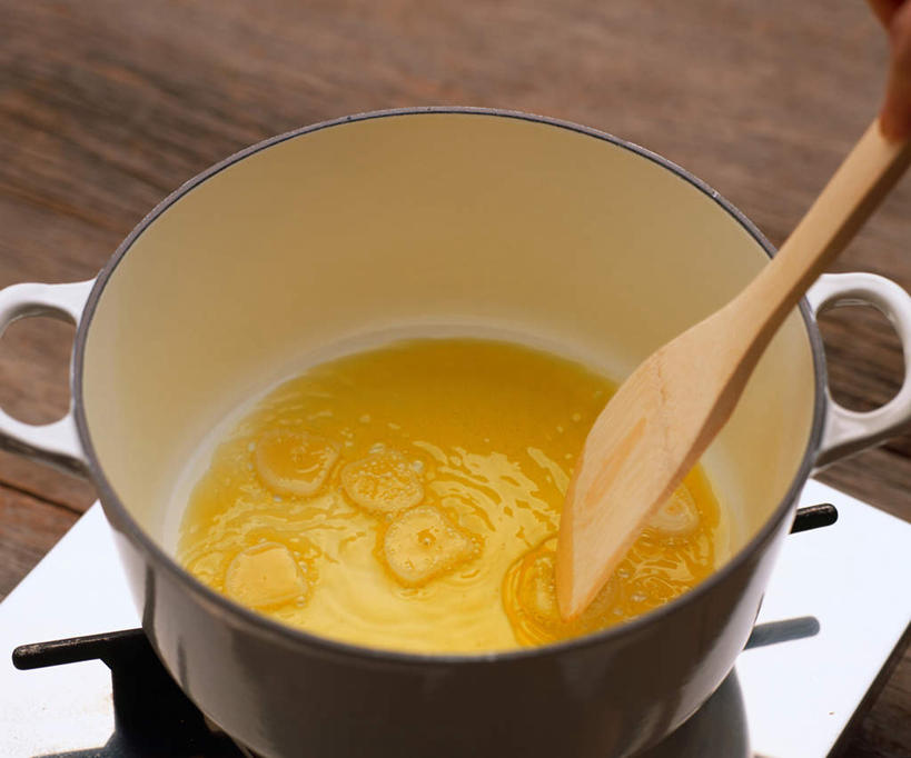 无人,横图,俯视,室内,特写,白天,烹饪,餐桌,桌面,桌子,蒜,厨具,金属制品,许多,切片,金属,木制,锅子,炉子,日本料理,料理,食品,炉灶,蒜头,锅铲,锅,菜肴,美食,食物,黄色,木制品,日式料理,搅拌,日式,佳肴,餐台,锅具,烹饪用具,胡蒜,烹调用具,大蒜,烹调,彩图,高角度拍摄