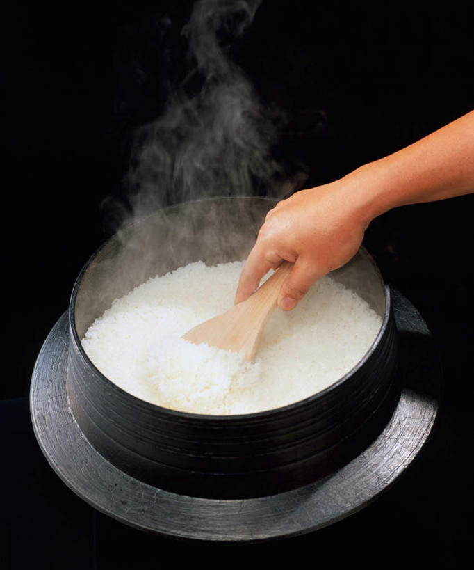 米饭,东方人,一个人,厨师,站,竖图,俯视,室内,特写,白天,烹饪,雾,厨具,金属制品,亚洲,仅一个男性,仅一个人,仅一个中年男性,一锅,握,沸腾,黑色背景,金属,木制,蒸汽,锅子,炉灶,水蒸气,饭,拿,锅铲,拿着,黄种人,锅,黑色,木制品,站着,握着,摄影,影棚,锅具,五谷,烹饪用具,蒸发,男人,男性,中年男性,亚洲人,厨师长,厨子,大厨,主厨,烹调用具,烹调,站立,半身,彩图,高角度拍摄,影棚拍摄,拍摄